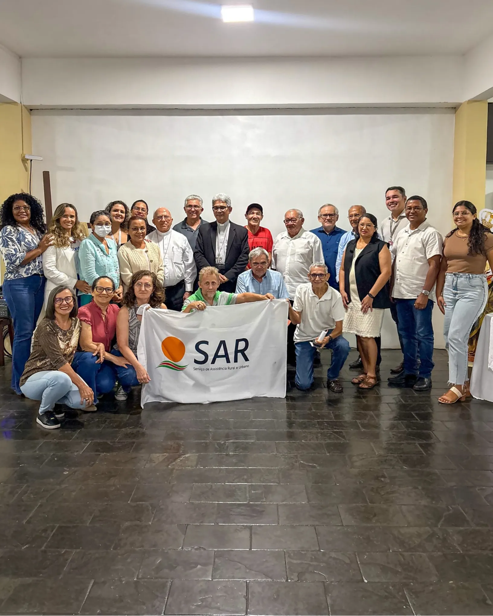 Equipe e voluntários do SAR reunidos em atividade